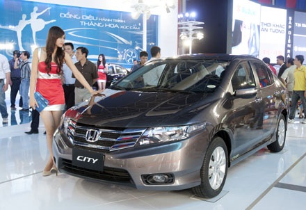 Honda City - Thêm cạnh tranh ở phân khúc hạng B - 3 Ở phía sau xe, bộ đèn hậu cũng được thiết kế lại, mở rộng đến cạnh của