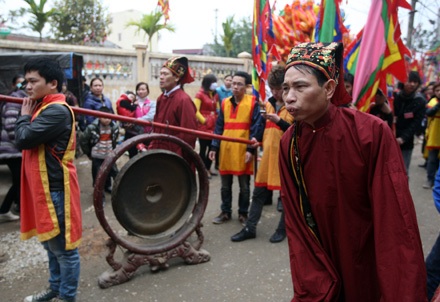 Hãy là “siêu nhân” để chơi hội làng Đồng Kỵ - 12 Hãy là “siêu nhân” để chơi hội làng Đồng Kỵ - 12