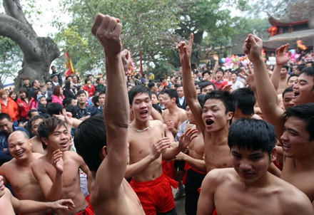 Hãy là “siêu nhân” để chơi hội làng Đồng Kỵ - 17 Hãy là “siêu nhân” để chơi hội làng Đồng Kỵ - 17