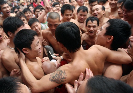 Hãy là “siêu nhân” để chơi hội làng Đồng Kỵ - 18 Hãy là “siêu nhân” để chơi hội làng Đồng Kỵ - 18