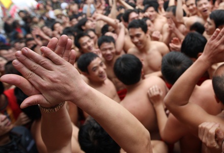 Hãy là “siêu nhân” để chơi hội làng Đồng Kỵ - 19 Hãy là “siêu nhân” để chơi hội làng Đồng Kỵ - 19