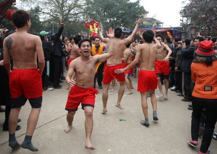Hãy là “siêu nhân” để chơi hội làng Đồng Kỵ - 23 Hãy là “siêu nhân” để chơi hội làng Đồng Kỵ - 23