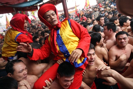 Hãy là “siêu nhân” để chơi hội làng Đồng Kỵ - 24 Hãy là “siêu nhân” để chơi hội làng Đồng Kỵ - 24