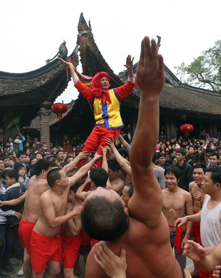 Hãy là “siêu nhân” để chơi hội làng Đồng Kỵ - 25 Hãy là “siêu nhân” để chơi hội làng Đồng Kỵ - 25