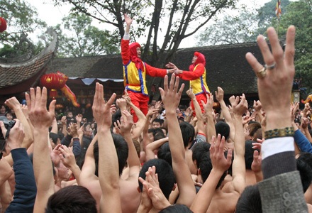 Hãy là “siêu nhân” để chơi hội làng Đồng Kỵ - 26 Hãy là “siêu nhân” để chơi hội làng Đồng Kỵ - 26