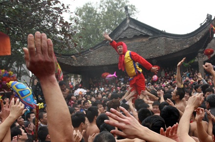 Hãy là “siêu nhân” để chơi hội làng Đồng Kỵ - 27 Hãy là “siêu nhân” để chơi hội làng Đồng Kỵ - 27