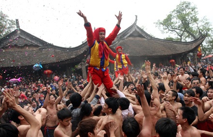 Hãy là “siêu nhân” để chơi hội làng Đồng Kỵ - 28 Hãy là “siêu nhân” để chơi hội làng Đồng Kỵ - 28