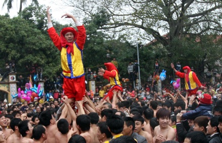 Hãy là “siêu nhân” để chơi hội làng Đồng Kỵ - 31 Hãy là “siêu nhân” để chơi hội làng Đồng Kỵ - 31