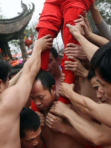 Hãy là “siêu nhân” để chơi hội làng Đồng Kỵ - 32 Hãy là “siêu nhân” để chơi hội làng Đồng Kỵ - 32