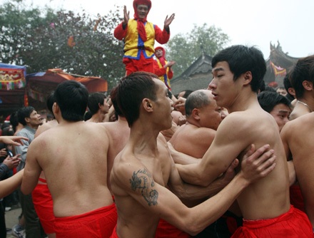 Hãy là “siêu nhân” để chơi hội làng Đồng Kỵ - 33 Hãy là “siêu nhân” để chơi hội làng Đồng Kỵ - 33