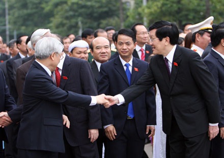 Tổng Bí thư và Chủ tịch nước bắt tay, chào hỏi thân mật (ảnh: Việt Hưng).