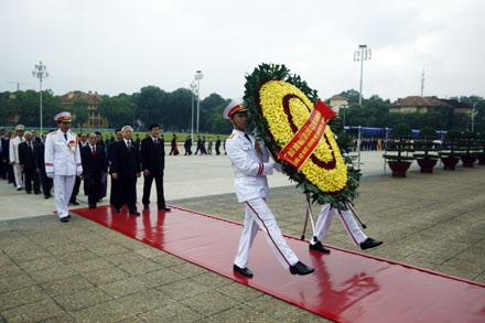 Đoàn di chuyển qua quảng trường Ba Đình, đặt vòng hoa, vào lăng viếng Chủ tịch Hồ Chí Minh.