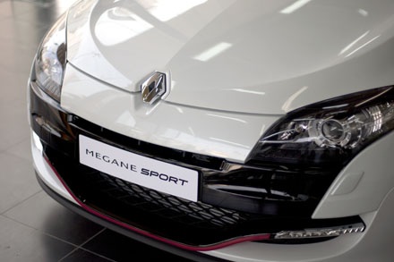 Mégane - Điều bất ngờ của Renault tại Việt Nam - 2 Xe có hệ thống rửa đèn tự động