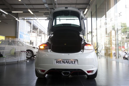 Mégane - Điều bất ngờ của Renault tại Việt Nam - 5 Cốp xe có dung tích 405l và có thể lớn hơn khi gập hàng ghế sau