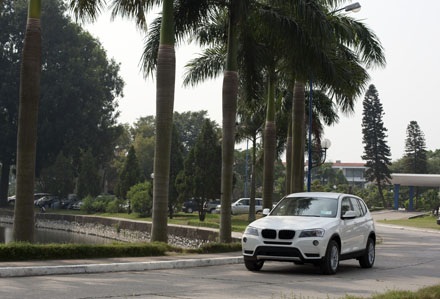 BMW X3 mới tại Việt Nam có gì? - 23 BMW X3 được trang bị cảm biến trước/sau cùng hệ thống kiểm soát cự ly đỗ xe
