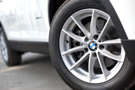 BMW X3 mới tại Việt Nam có gì? - 10 Mâm hợp kim nhôm với 5 chấu chữ V, kích thước 18 cho bản 3.0L và 17 cho bản 2.0L