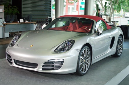 Porsche Boxster 2013 chính thức ra mắt tại Việt Nam - 1 Ông Andreas Klingler, tổng giám đốc Porsche Việt Nam, cho biết xe
