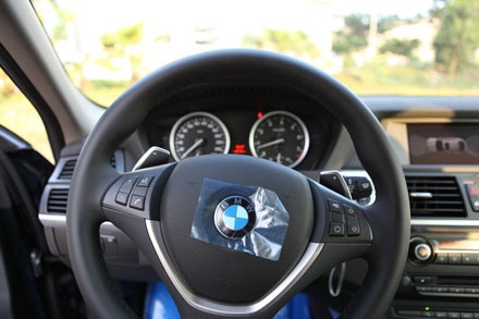 BMW X6 phiên bản mới có mặt tại Việt Nam - 8 Bố trí cá phím hỗ trợ đa phương tiện trên tay lái