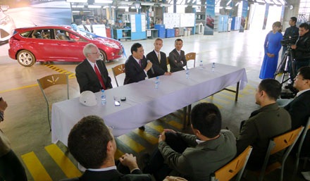 All-new-Focus "càn quét" phân khúc xe hạng C - 4 Đại sứ Mỹ tại Việt Nam (đầu tiên bên trái) có mặt trong lễ ra mắt xe All-new-Focus