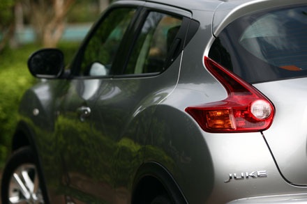 Nissan Juke - Đắt và cá tính - 3 Hai hốc bánh xe với thiết kế theo mảng lớn, tạo hình khối khá mạnh mẽ