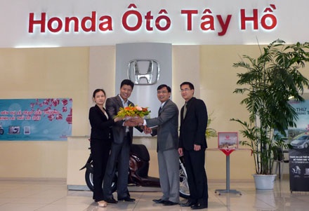 Lái ôtô Honda, trúng thưởng xe máy SH - 2 Khách hàng đã trúng thưởng đợt 1
