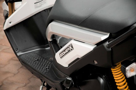 Xe Honda Zoomer-X có giá 68 triệu đồng tại Việt Nam - 6 Tem xe ZoomerX to hơn và khác hẳn phiên bản 50cc vốn khá kín đáo