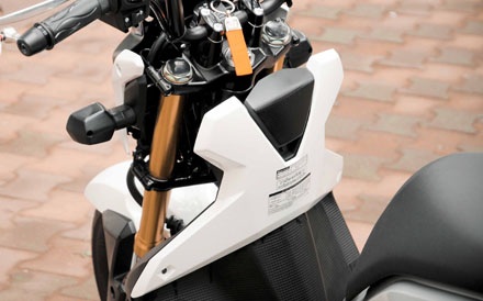 Xe Honda Zoomer-X có giá 68 triệu đồng tại Việt Nam - 7 Miếng ốp cho hệ thống điện ngay phía trước đầu gối người lái