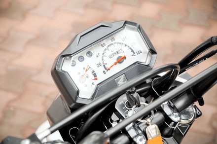 Xe Honda Zoomer-X có giá 68 triệu đồng tại Việt Nam - 8 Bảng đồng hồ cầu kì hơn, ngay cả đèn phát sáng ban đêm cũng nữ tính hơn, với màu trắng điệu đà