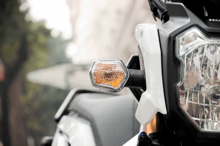 Xe Honda Zoomer-X có giá 68 triệu đồng tại Việt Nam - 9 Đèn báo rẽ vuông vức, thống nhất với thiết kế tổng thể xe