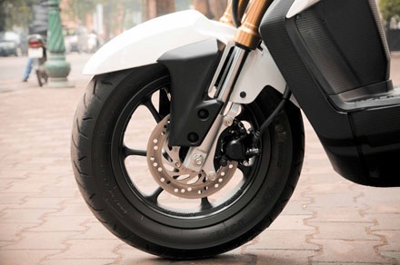 Xe Honda Zoomer-X có giá 68 triệu đồng tại Việt Nam - 11 Phanh đĩa phía trước với 3 piston, cùng hệ thống phanh kết hợp ABS