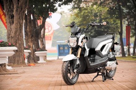 Xe Honda Zoomer-X có giá 68 triệu đồng tại Việt Nam - 14 Một thay đổi lớn trên xe Zoomer-X so với phiên bản 50cc là trang bị chân chống bên