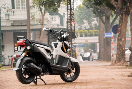 Xe Honda Zoomer-X có giá 68 triệu đồng tại Việt Nam - 15 Một thay đổi lớn trên xe Zoomer-X so với phiên bản 50cc là trang bị chân chống bên