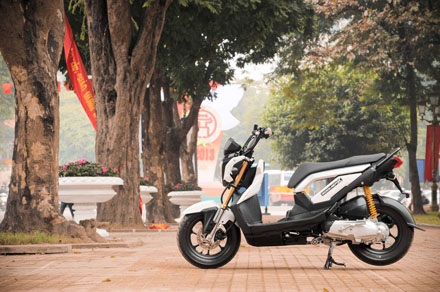 Xe Honda Zoomer-X có giá 68 triệu đồng tại Việt Nam - 16 Cùng đôi vành hợp kim 12 (phiên bản 50cc dùng vành 10) với lốp trước 100/90 và 110/90