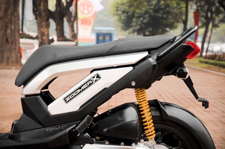 Xe Honda Zoomer-X có giá 68 triệu đồng tại Việt Nam - 17 Cùng đôi vành hợp kim 12 (phiên bản 50cc dùng vành 10) với lốp trước 100/90 và 110/90