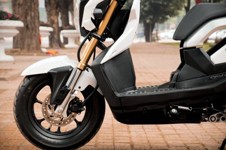 Xe Honda Zoomer-X có giá 68 triệu đồng tại Việt Nam - 18 Giảm xóc trước với ống lồng giảm chấn thủy lực