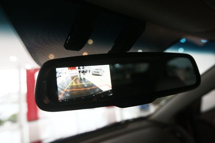 Thêm màu cát vàng và xám cho xe Forte tại Việt Nam - 14 Camera lùi tích hợp trên gương chiếu hậu, bên trên là cảm biến sấy kính