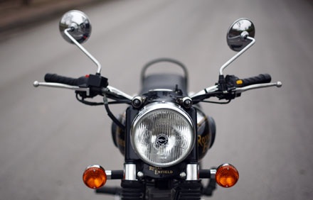 Hoài cổ với Royal Enfield Bullet 500 - 7 Hai chiếc đèn định vị nhỏ gắn phía trên đèn pha khiến nếu không quan sát sẽ khó nhận ra