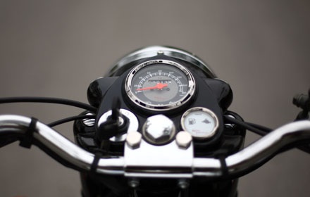 Hoài cổ với Royal Enfield Bullet 500 - 12 Đồng hồ chính gắn liền với một khối với đèn pha, các chi tiết tạo sự cân đối giữa các chi tiết