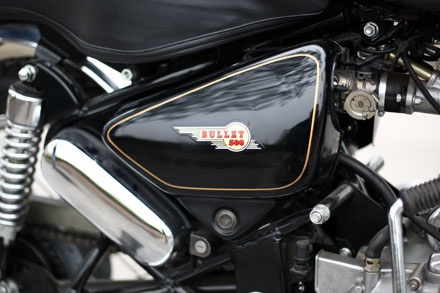 Hoài cổ với Royal Enfield Bullet 500 - 17 Tất cả các tấm ốp che ắc-quy, hốc chứa đồ đều có sự tương đồng trên mẫu Simson trước đây: