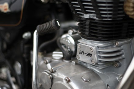 Hoài cổ với Royal Enfield Bullet 500 - 11 Bộ máy đứng được hỗ trợ khởi động bằng điện và bằng cơ