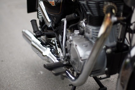 Hoài cổ với Royal Enfield Bullet 500 - 8 Ống xả mạ inox chạy dài từ động cơ 1 xylanh duy nhất.