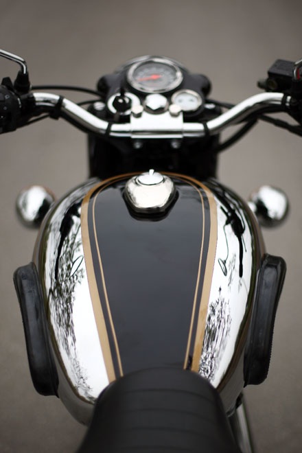 Hoài cổ với Royal Enfield Bullet 500 - 20 Bình xăng với hai miếng cao su ốp cho đầu gối người lái