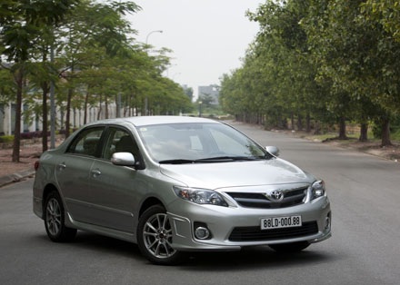 Top 5 mẫu xe con bán chạy nhất Việt Nam năm 2012 - 1 Các phiên bản Toyota Altis có giá bán dao động từ 723 - 886 triệu đồng