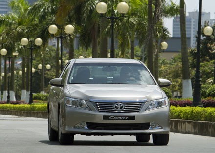 Top 5 mẫu xe con bán chạy nhất Việt Nam năm 2012 - 4 Các phiên bản của xe Toyota Camry hiện có giá bán từ 982 triệu - 1,241 tỷ đồng
