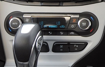 Cách sử dụng hệ thống hỗ trợ đỗ xe tự động trên Ford Focus - 1 Vị trí nút kích hoạt hệ thống đỗ xe tự động ngay bên cạnh nút hệ thống cảm biến lùi