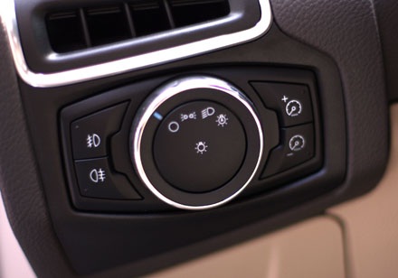Ford Focus thế hệ mới tại Việt Nam có gì? - 9 Bộ điều khiển hệ thống đèn được đưa ra phía trước, bên trái tài xế