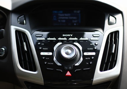 Ford Focus thế hệ mới tại Việt Nam có gì? - 6 Lần đầu tiên, một mẫu hạng C bình dân có tính năng đỗ xe tự động