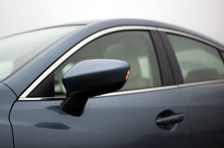 Đèn báo rẽ tích hợp trên gương chiếu hậu hơi nhỏ nhưng ở vị trí khiến tầm nhận biết khá rộng