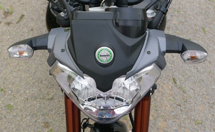 Benelli VLM150 thêm sự đa dạng cho phân khúc 150 phân khối - 2 Nhìn phía trước, từ trên xuống, xe Benelli VLM 150 chỉ khác chiếc Generic Code 150 ở logo