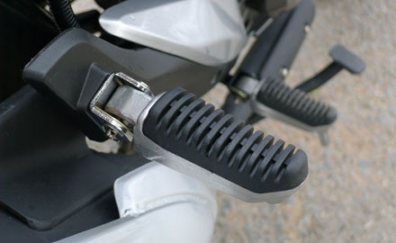 Benelli VLM150 thêm sự đa dạng cho phân khúc 150 phân khối - 23 Để chân phía sau được bọc cao su mềm
